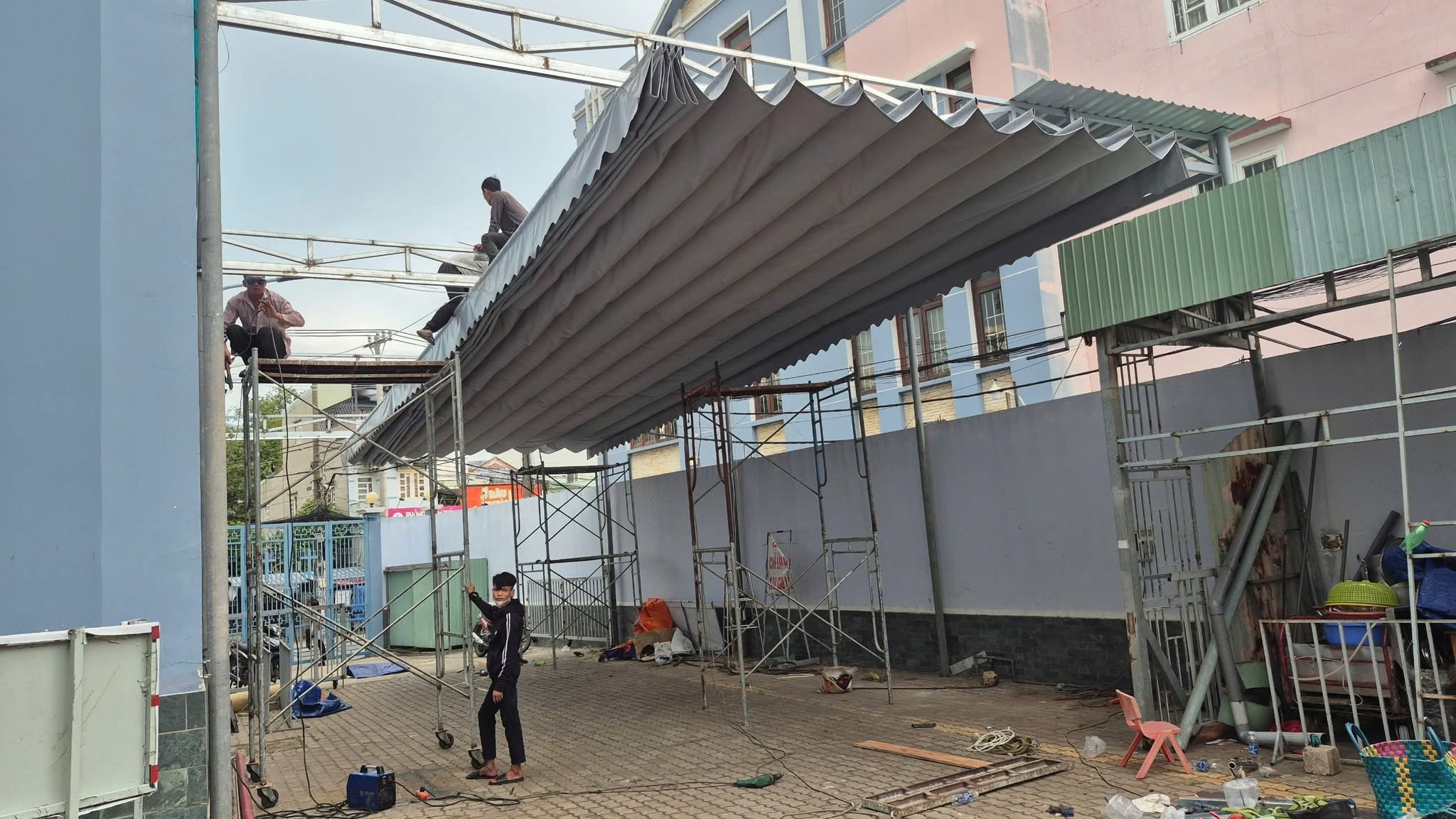 Mái Xếp Nhà Xe 2026 - Giải Pháp Che Nắng Mưa Linh Hoạt Cho Khu Vực Để Xe 3 Mái che nhà xe